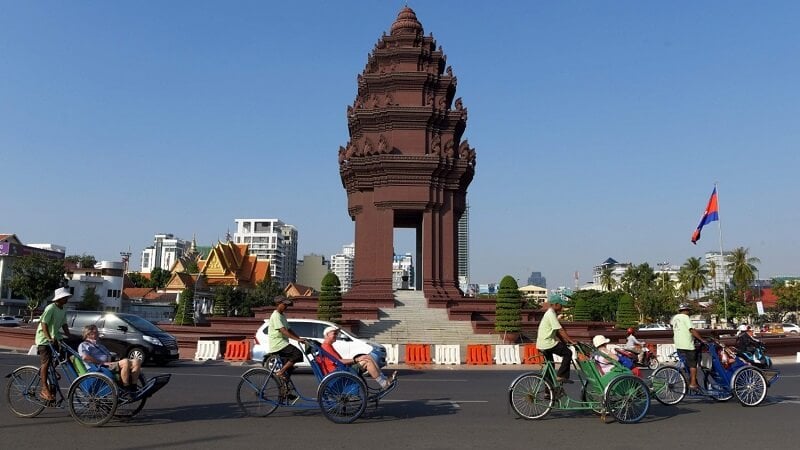Giao thông của Phnom Penh: Taxi, tuk tuks, bus.